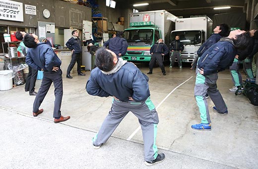 その日の仕事の流れを手短に確認を取ります